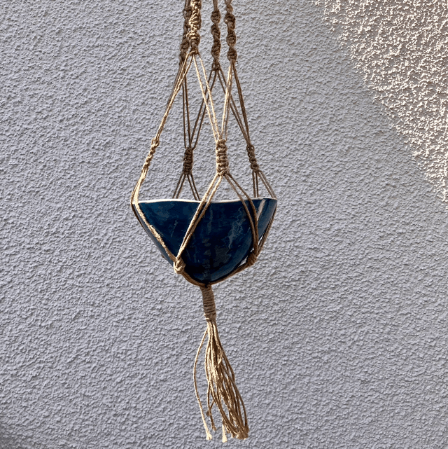 Pot bleu et suspension en macramé 