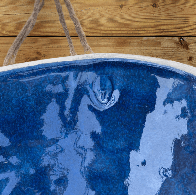 Pot bleu et suspension en macramé 