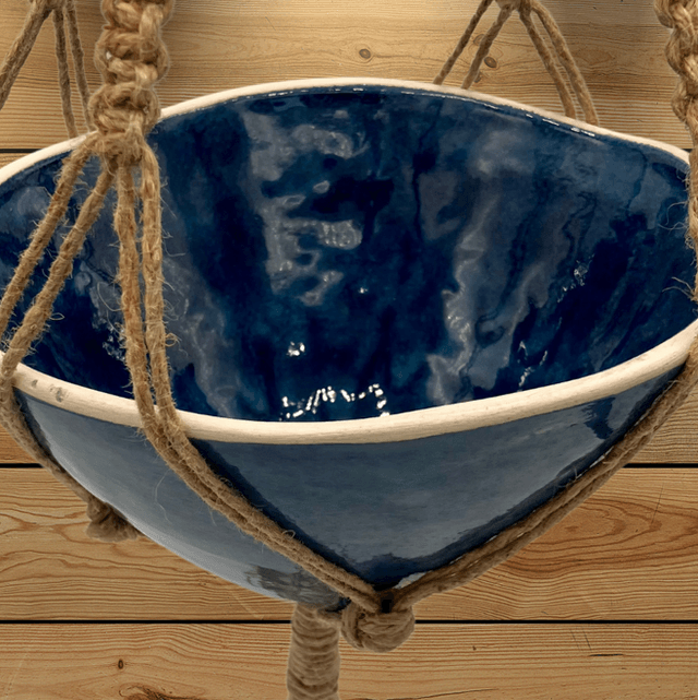 Pot bleu et suspension en macramé 