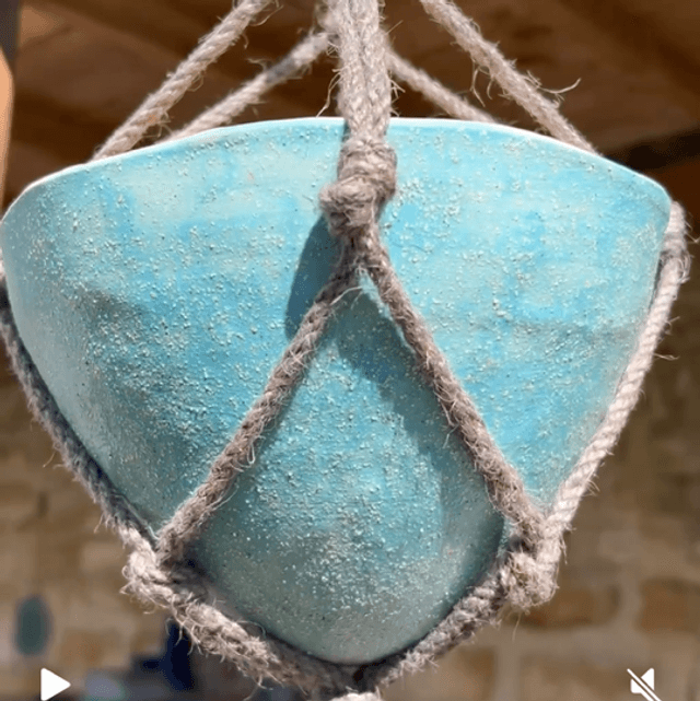 Pot turquoise et suspension en macramé 