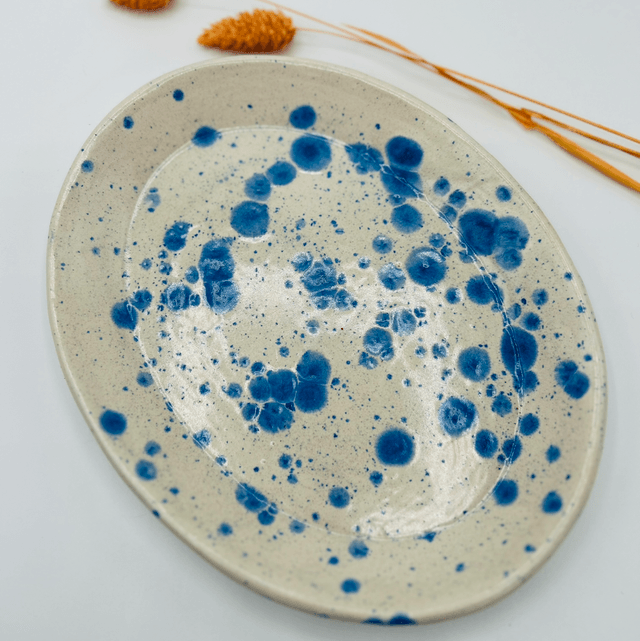 Petit plat ovale tacheté bleu