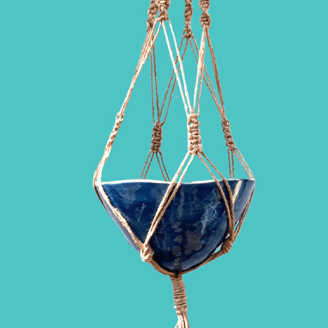 Pot bleu et suspension en macramé 