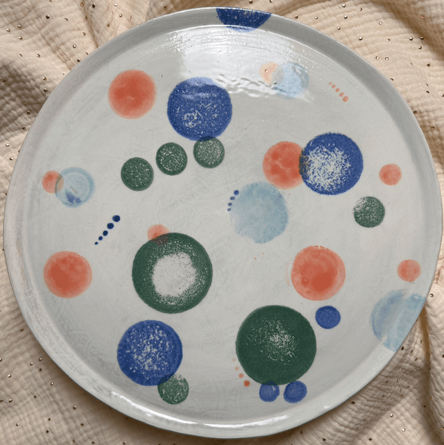 Grand plat et ronds multicolores